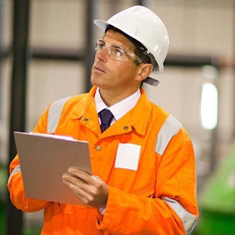 Man met helm en notablok