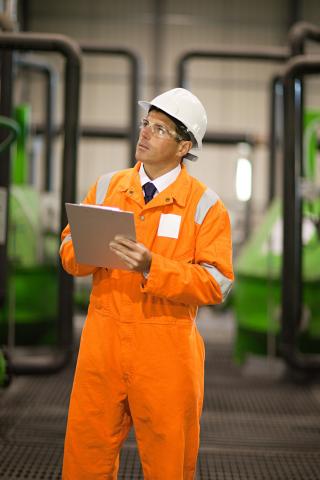 Man met helm en notablok