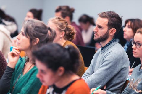 Man luistert aandachtig in klasgroep