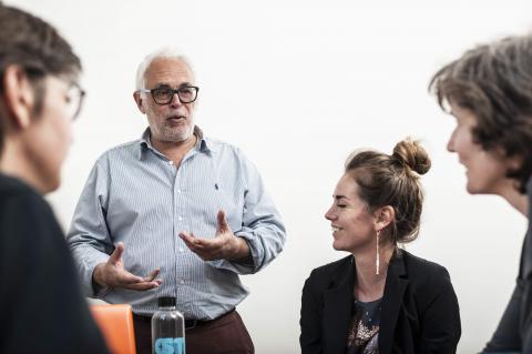 Docent legt iets uit