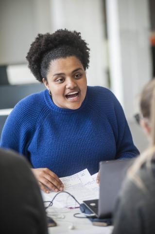 Studente overlegt met andere studente