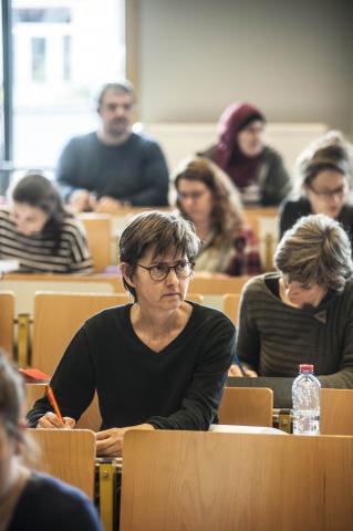 Vrouw in klasgroep