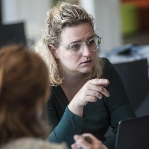 Jonge vrouw legt iets uit